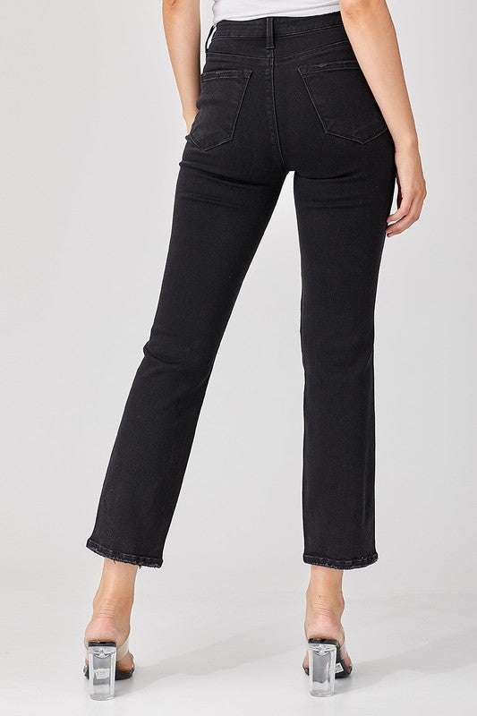 Svarta damjeans med slitna detaljer och bekväm avslappnad passform, idealiska som vardagsjeans.