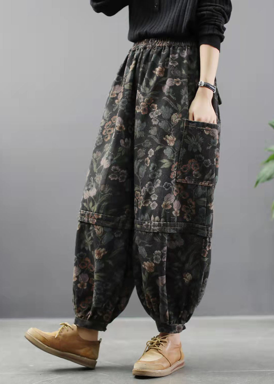 Fitted midja damjeans i svart denim, bekväm bomull, trendig lanternstil för kvinnor.