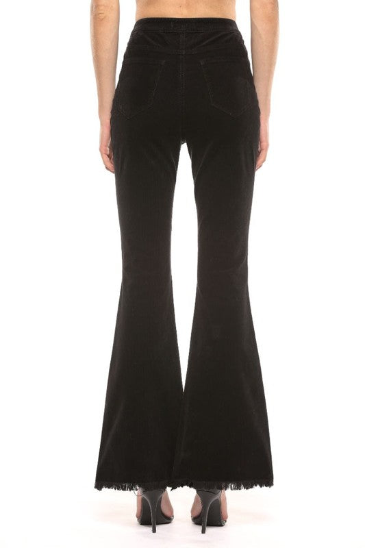 Damjeans i svart kordflöjel med hög midja och flare, perfekt för boho och vardagsstil.