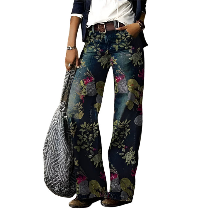 Damjeans med blått blommönster, avslappnad passform, perfekt för bekväm vårmode och sommarstil.