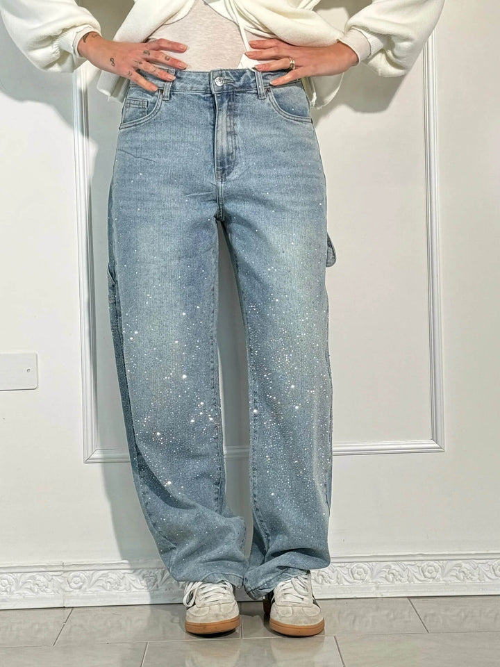 Närbild på benets nederkant av damjeans med diamond-detaljer, visar eventuell söm eller fåll.