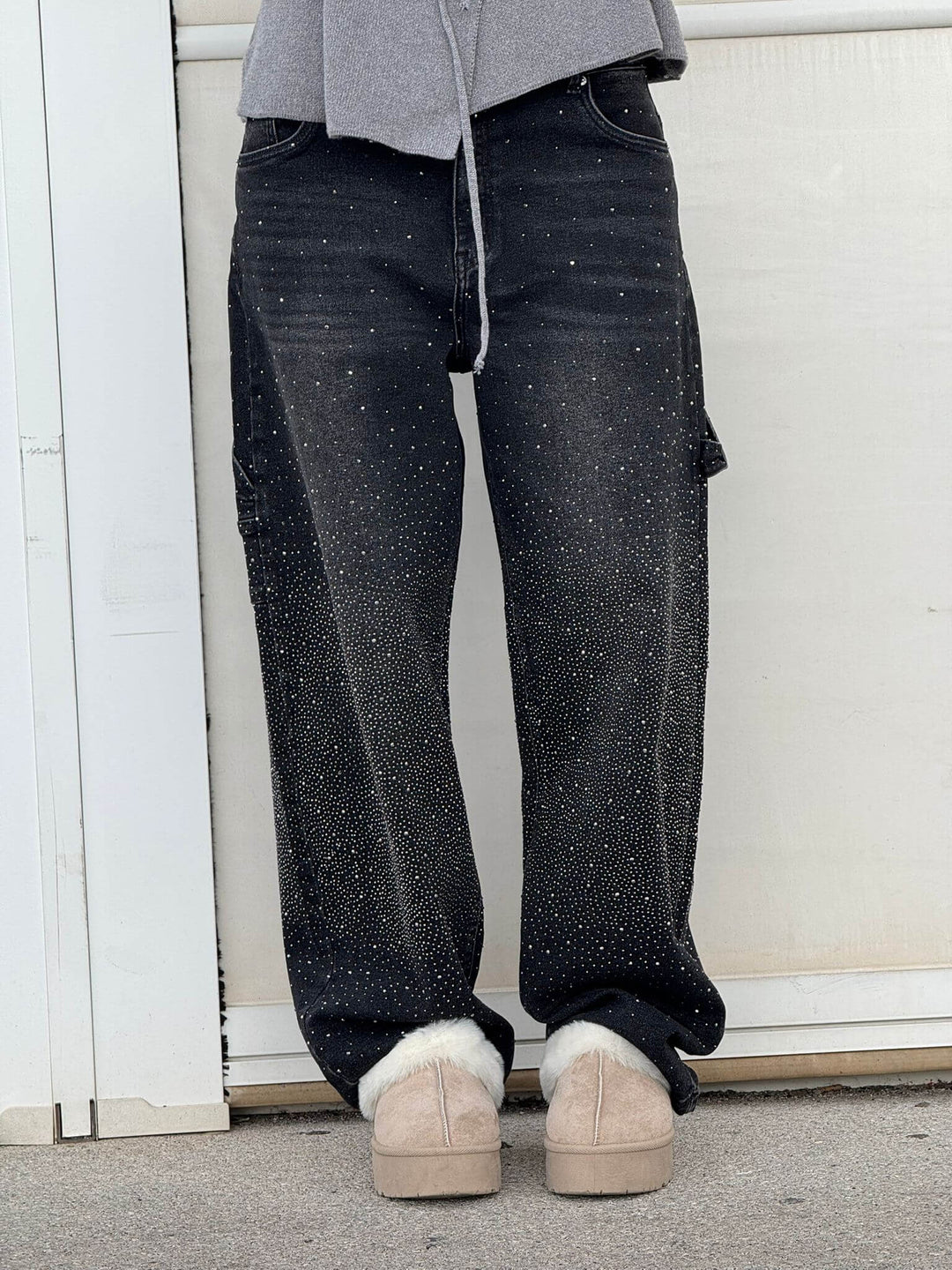 Damjeans med diamond-detaljer fotograferade utomhus, i naturligt ljus för att framhäva textur och färg.