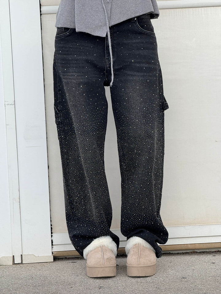 Damjeans med diamond-detaljer fotograferade utomhus, i naturligt ljus för att framhäva textur och färg.