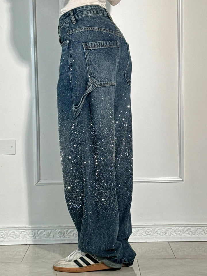 Sidovy av damjeans med diamond-detaljer, betonar silhuetten och de stilfulla applikationerna.