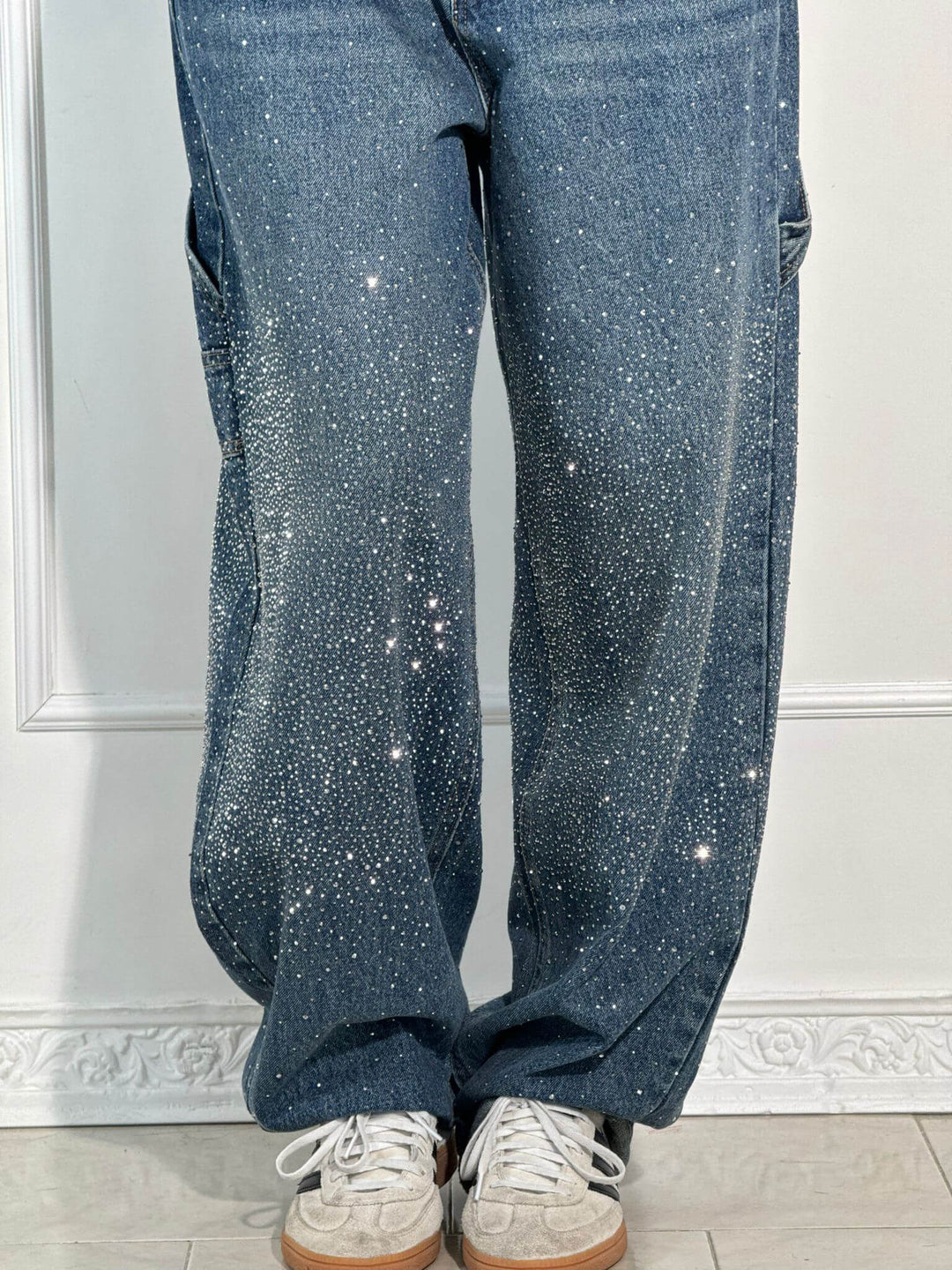 Bakifrån bild av kvinnors jeans med diamond-detaljer, presenterar fickor och bälteshällor tydligt.
