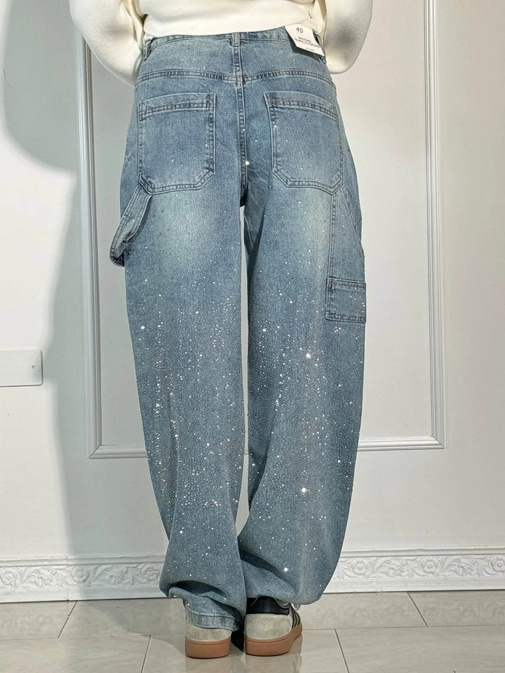 Närbild av diamond-detaljerna på damjeansen, framhäver glans och unika designelement.