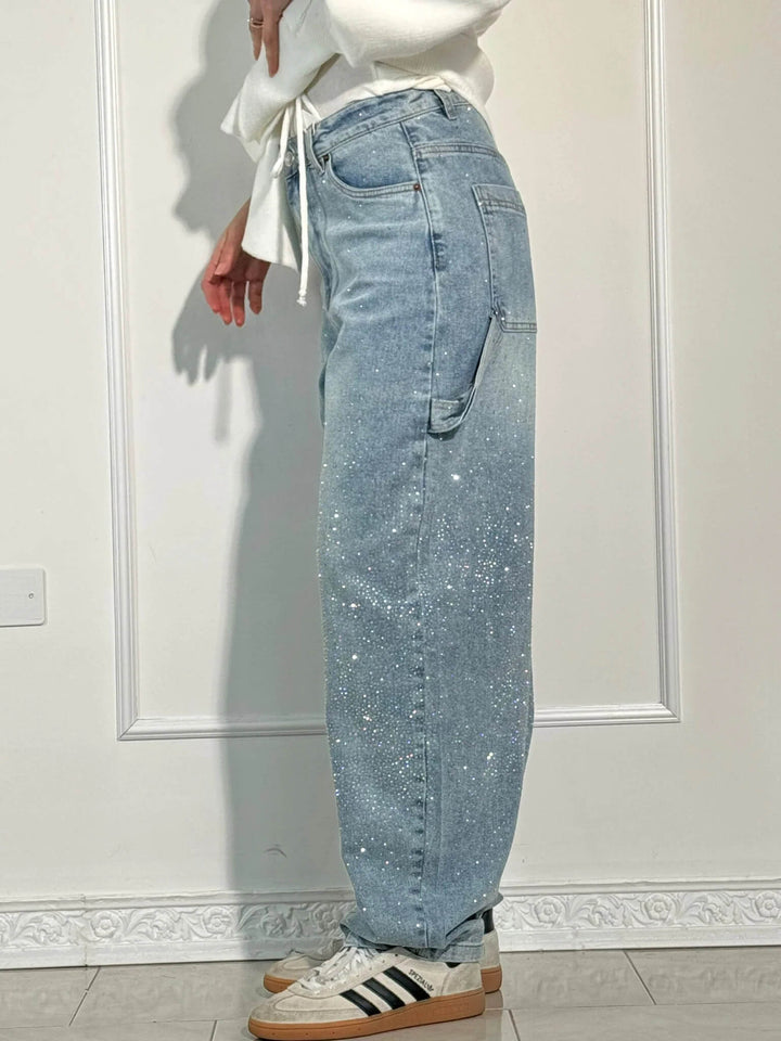 Damjeans med diamond-detaljer liggande platt, visar hela plagget och materialkvaliteten.