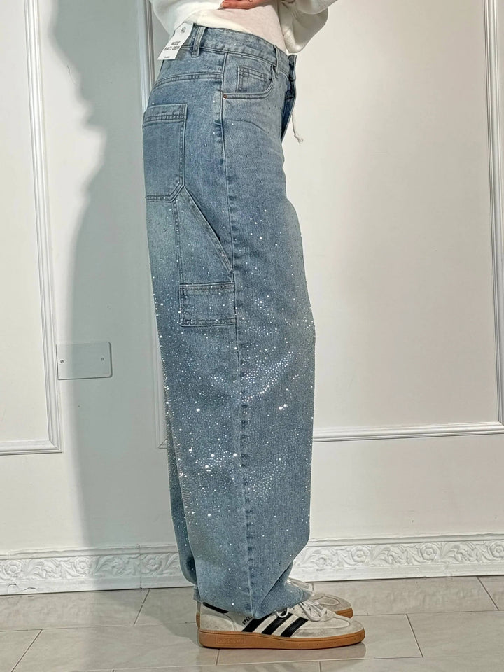Damjeans med diamond-detaljer stylade med en vit T-shirt, exemplifierar casual modekombination.