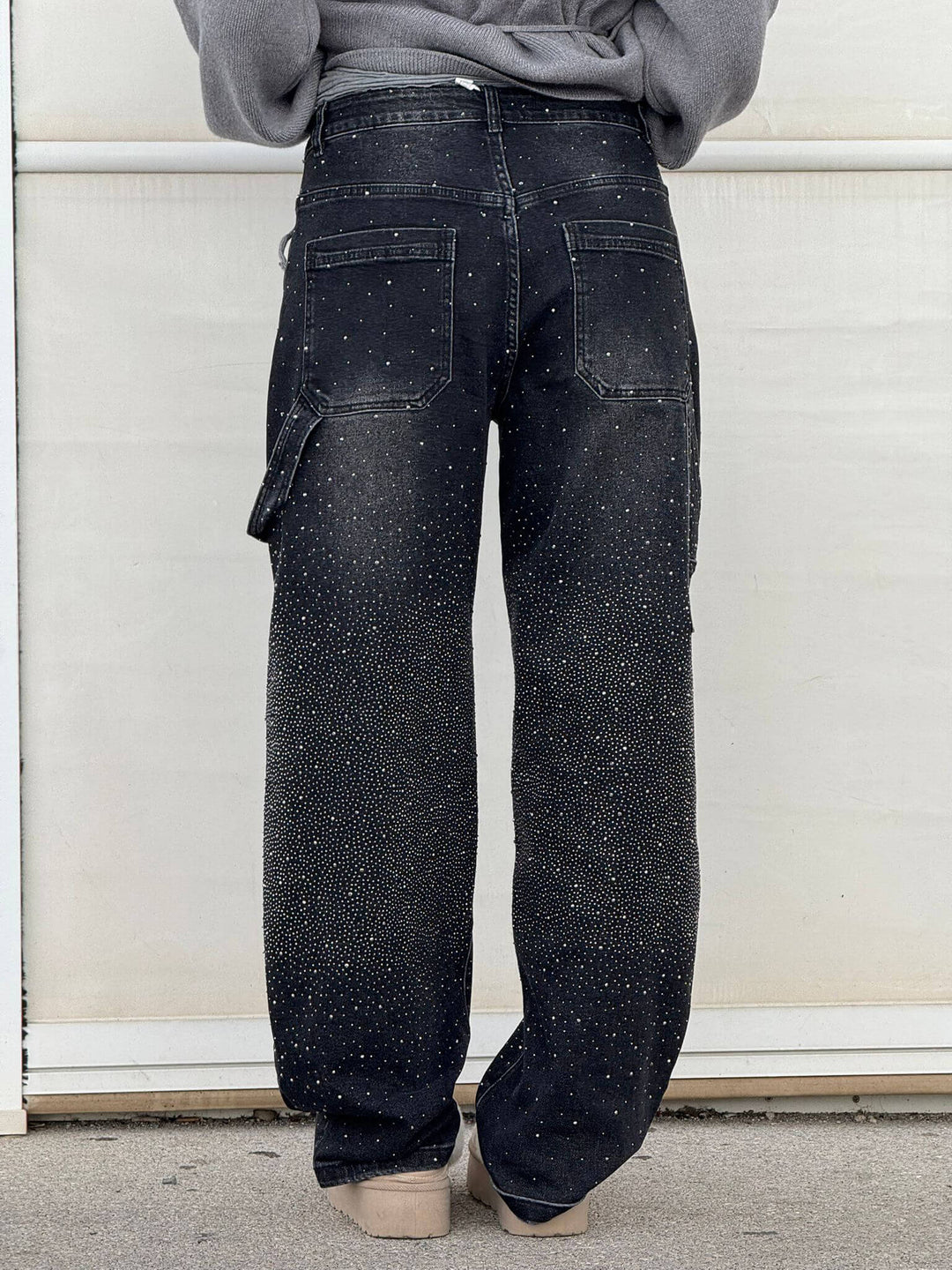 Detaljbild av midjan på damjeans med diamond-detaljer, visar knapp och dragkedja.