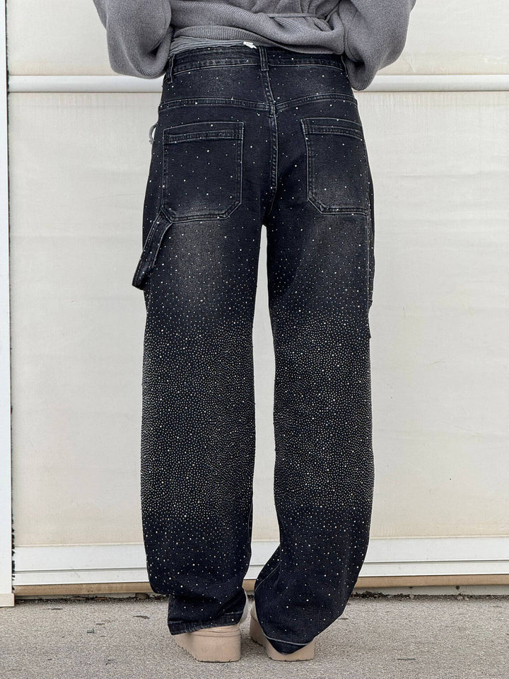 Detaljbild av midjan på damjeans med diamond-detaljer, visar knapp och dragkedja.