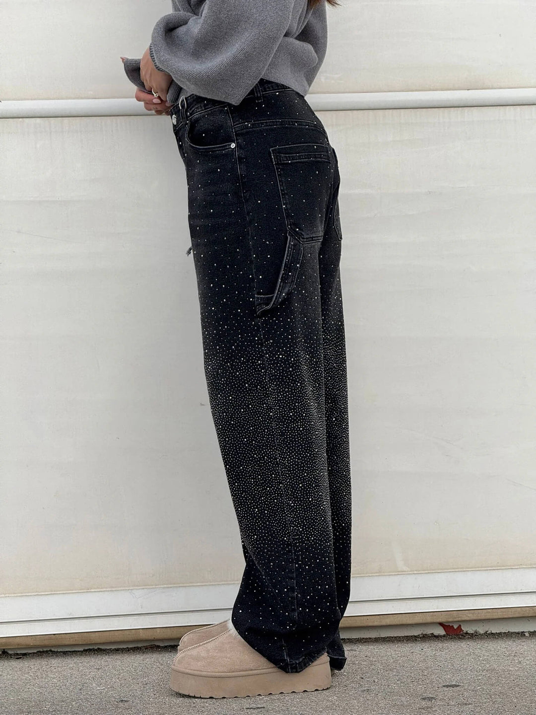 Modell som sitter, visar stretch och komfort i damjeans med diamond-detaljer på ett bekvämt sätt.