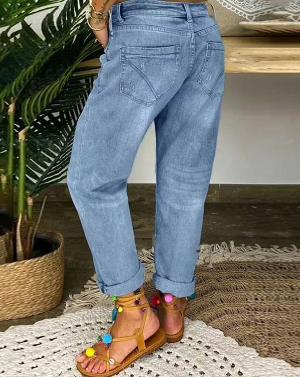 Model bär svarta damjeans med hög midja och klassisk stil, visar passform. Bekväma och slitstarka.