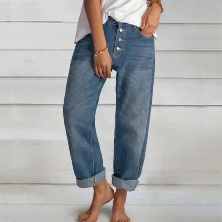 Modell bär lösa damjeans med hög midja, visar den avslappnade passformen och bekväma designen.