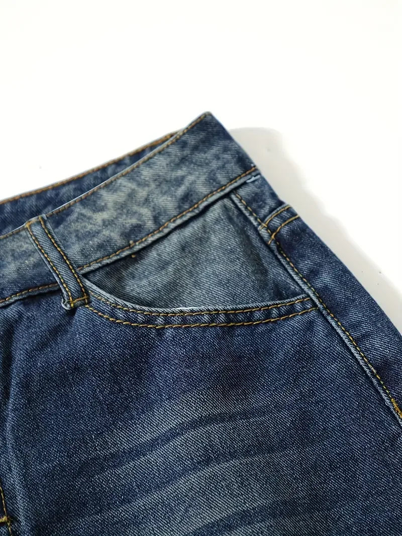 Komplett par avslappnade damjeans med hög midja, platt liggande och redo för vardagsmode.