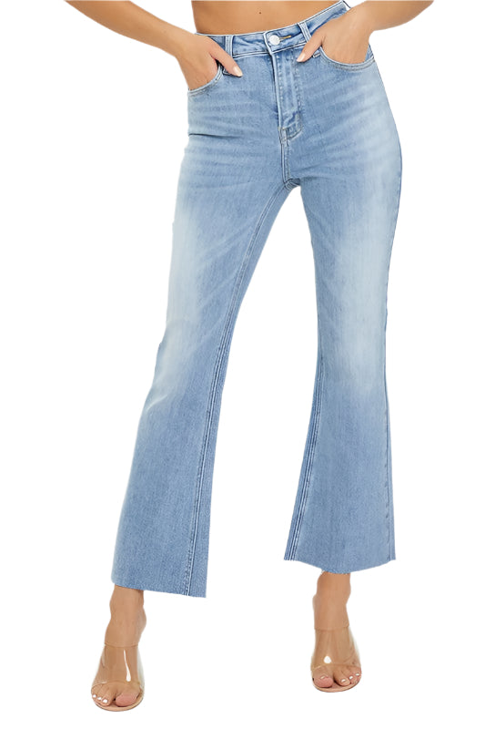 Damjeans med hög midja och cropped flare i ljus denim, framifrån för avslappnad sommarstil.