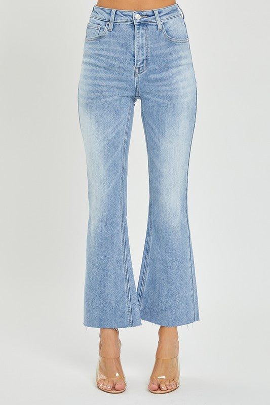 Modell som bär högmidjade cropped flare-jeans i ljus denim, med fokus på passform och stil.