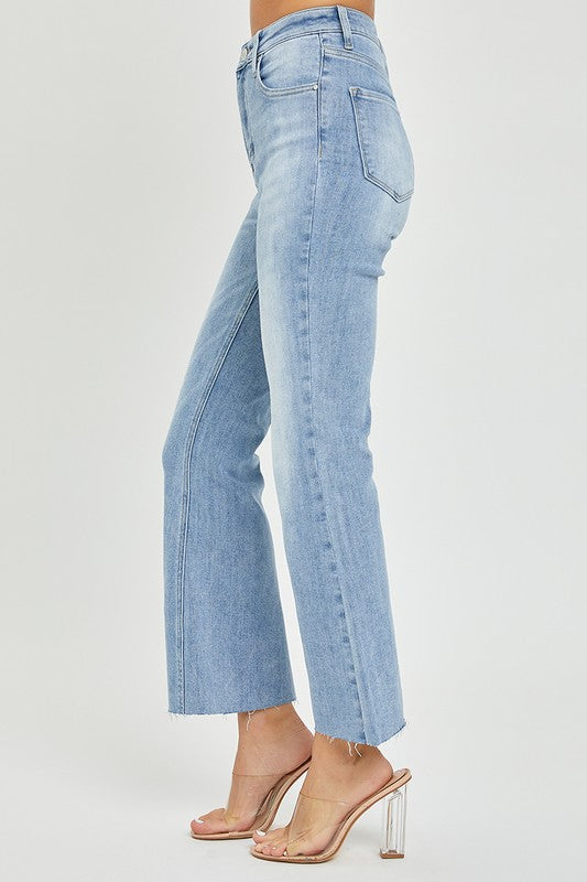 Bakifrån bild av ljusa damjeans med hög midja och cropped flare, visar fickor och silhuett.