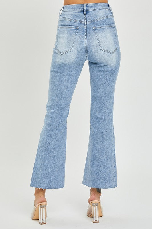 Platta bilden av ljusblå damjeans, hög midja och cropped flare, redo för sommarlooks.