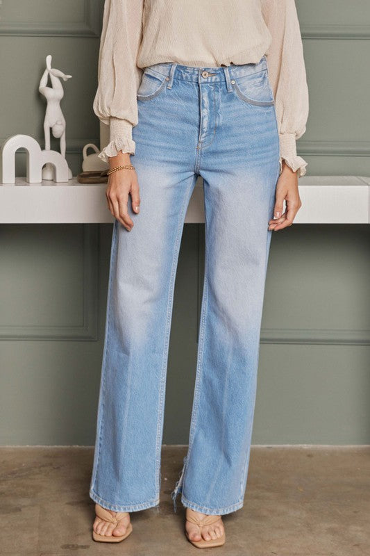 Flared ljusa denimjeans för dam med hög midja, framifrån för att visa passformen