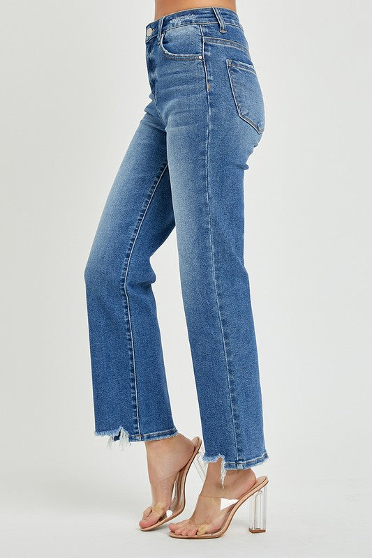 Kvinnors raka jeans i mörk denim med hög midja, en klassisk och bekväm stil för höst.