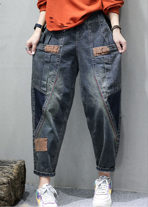 Helkroppsbild av damjeans med patchworkdesign och hög midja, en trendig stil med bekväm passform.