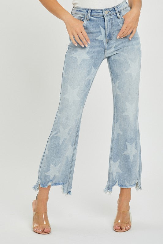 Ljus denim damjeans med trendigt stjärnmönster. Hög midja och raka ben för en modern, bekväm passform.