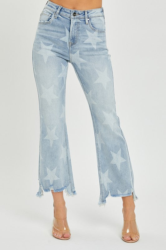 Moderna kvinnors jeans: ljus denim med stjärnmönster, hög midja och raka ben, idealiska för fest eller vardag.