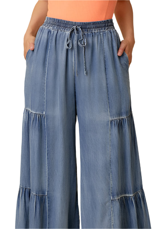 Damjeans med vida ben och trendiga volanger nertill, perfekt for en casual sommarstil i blå denim