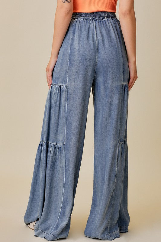 Helkroppsbild dam som bär vida jeans med volanger, visar byxornas passform och trendiga design