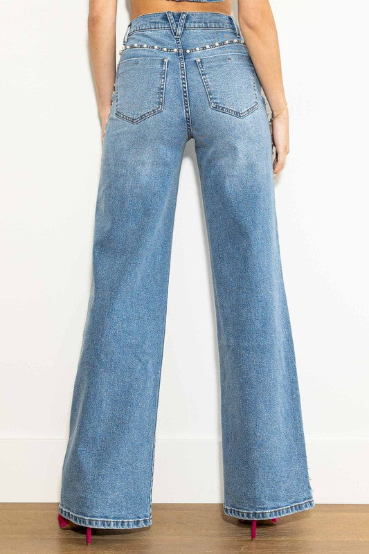 Vardagsstil: damjeans med hög midja och vida ben i slitstark medium stone-denim.