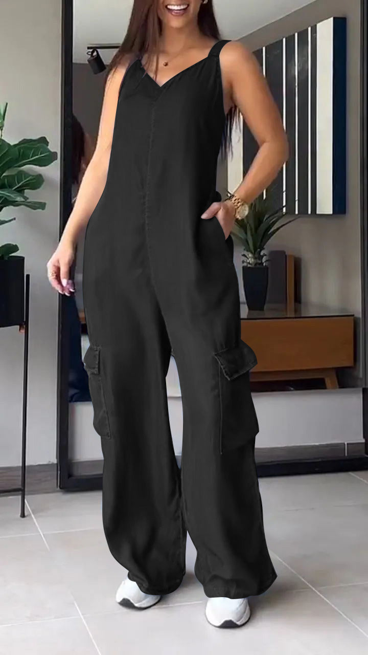 Damjumpsuit i denimstil med elegant V-hals och rygglös design. Perfekt för sommar och fest.