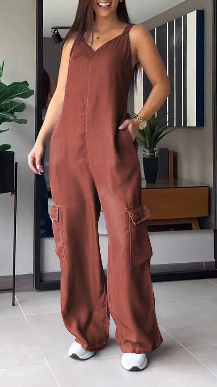 Trendig byxdress i denim för dam. V-hals, rygglös och bekväm passform.