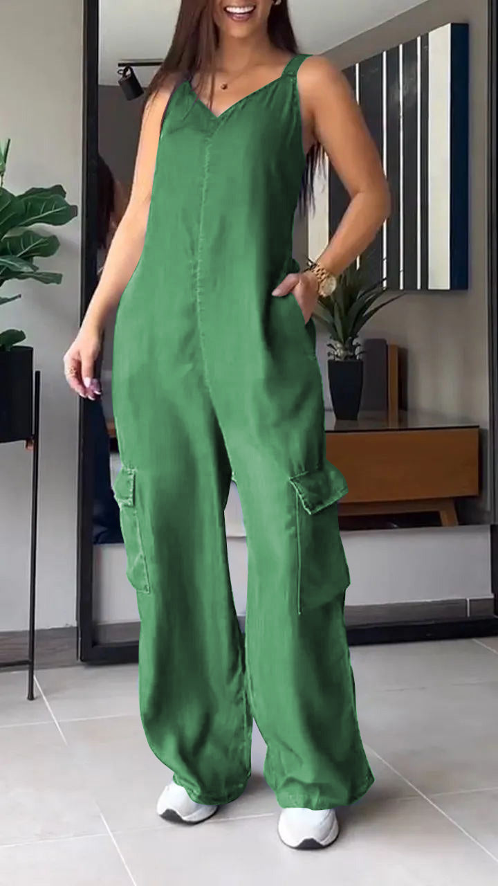 Damernas denim jumpsuit. Elegant V-hals och rygglös design, högmidjad för stil.