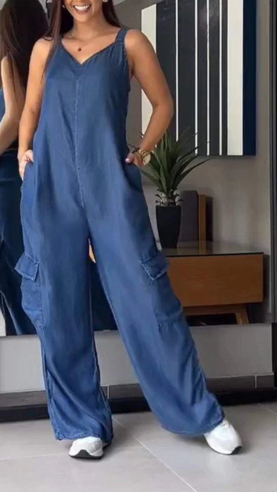 Trendig denim jumpsuit för damer. Högmidjad, V-hals och rygglös detalj för en chic look.
