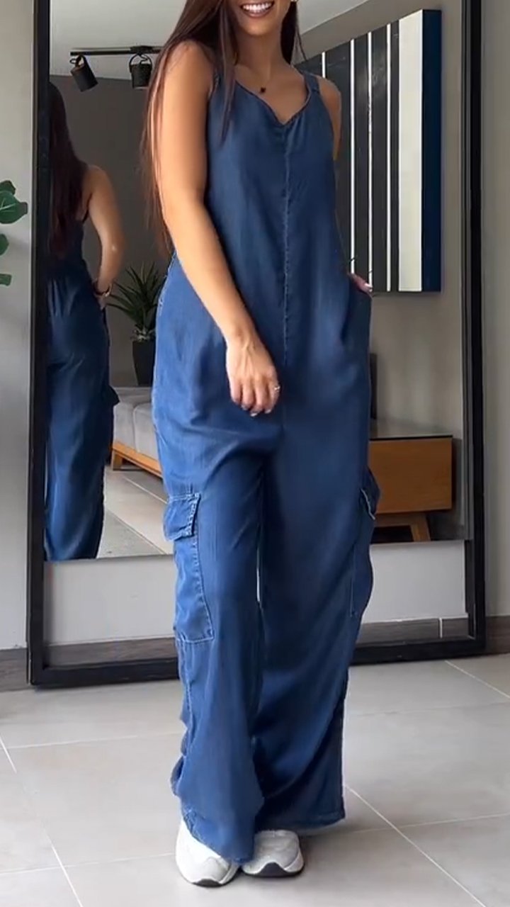 Elegant damjumpsuit i denimstil. Bekväm V-hals och rygglös design, idealisk för kvällen.