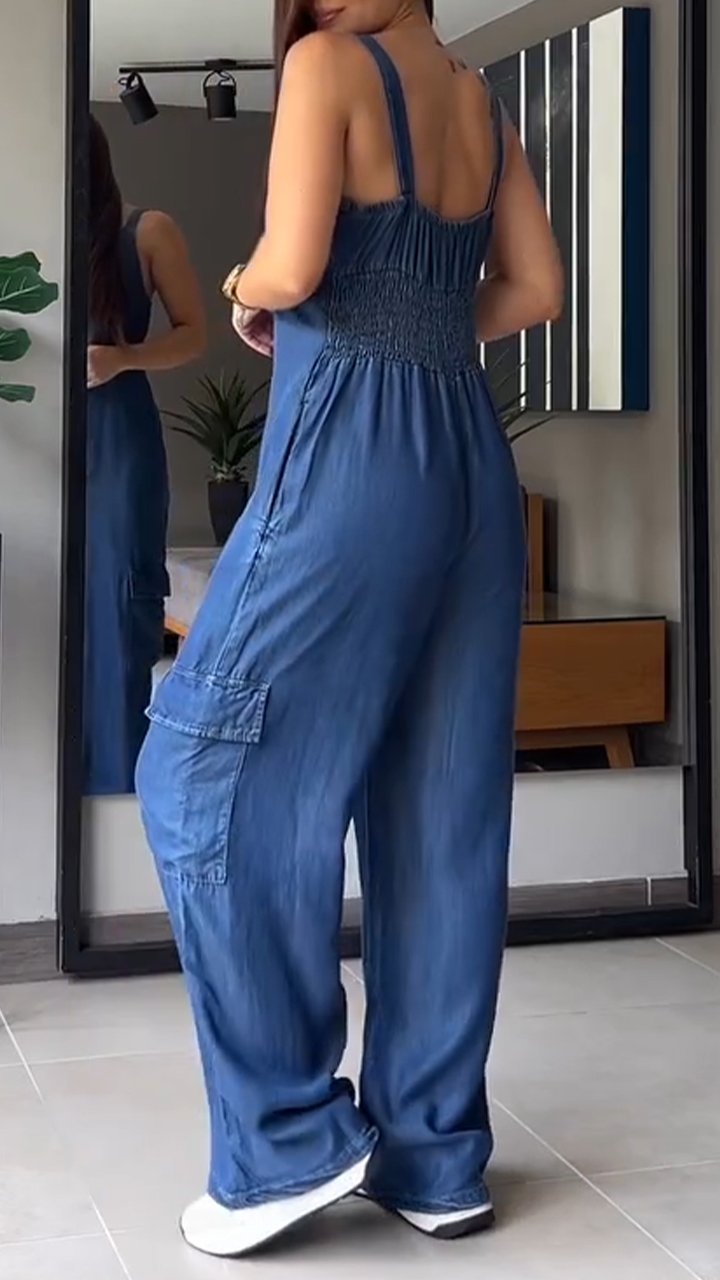 Kvällsoutfit: Denimstil damjumpsuit med V-hals och rygglös. Trendig och festlig.