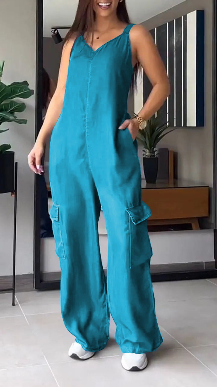 Somrig denimstil jumpsuit för dam. Rygglös, V-hals och bekväm passform.