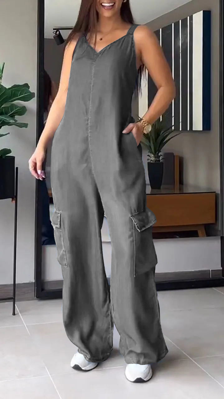 Damjumpsuit med V-hals och rygglös. Stilren denimstil, trendig för både dag och kväll.