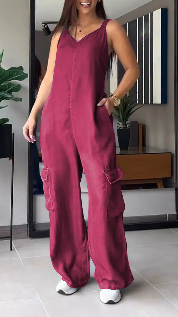 Festlig damjumpsuit. Denimstil, V-hals och rygglös. Perfekt för sommarens evenemang.