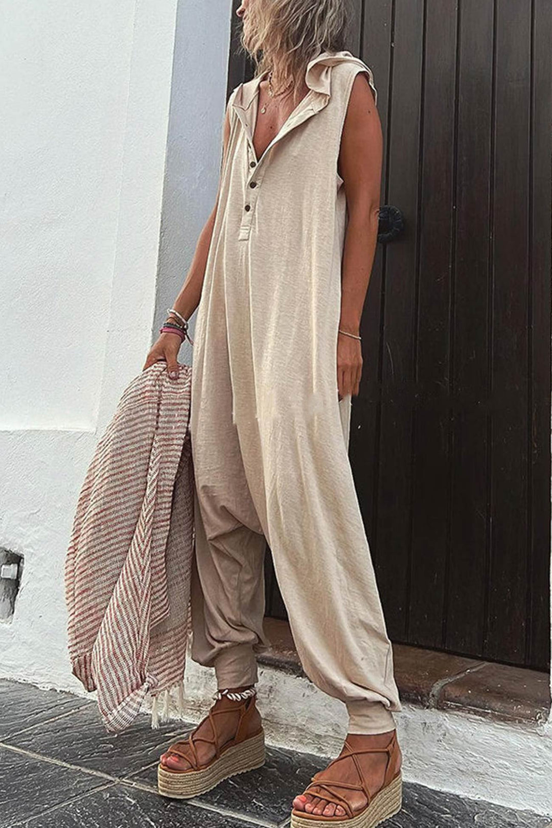 Damjumpsuit med huva i avslappnad stil. Bekväm byxdress för vardag och fritid, trendig look.