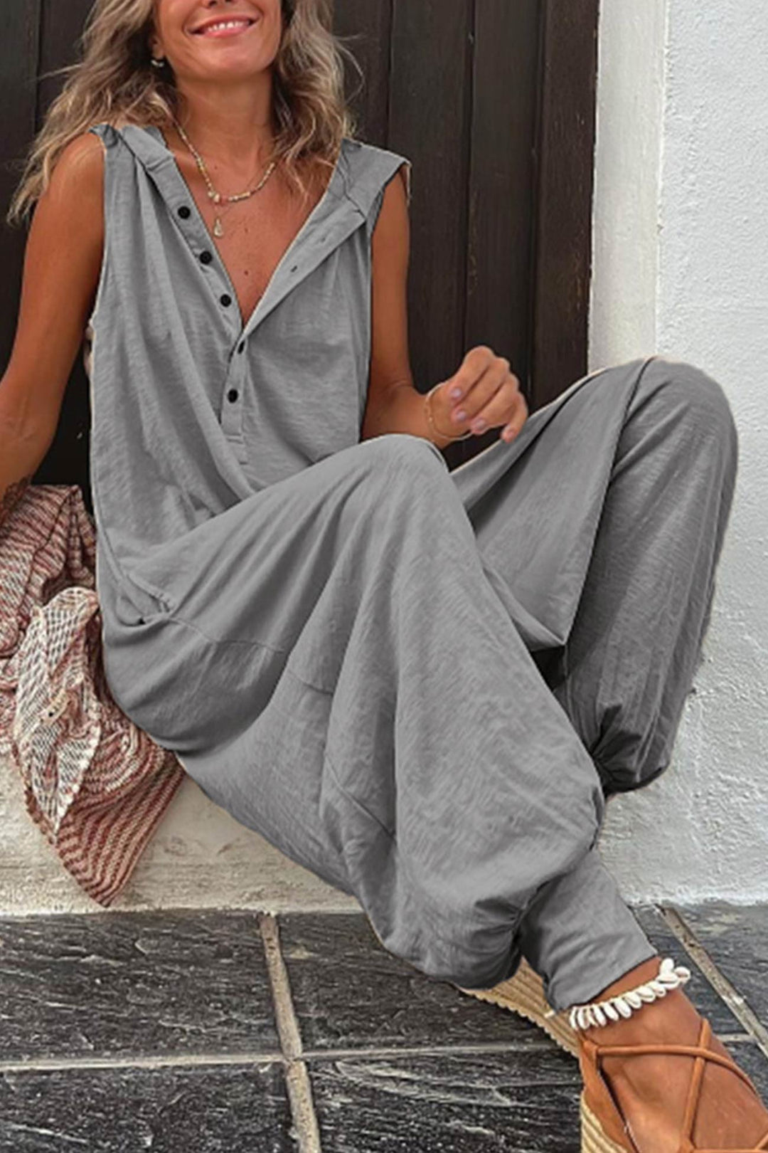 Mångsidig damjumpsuit med huva. Perfekt avslappnad byxdress för fritid och bekväm vardagsstil.