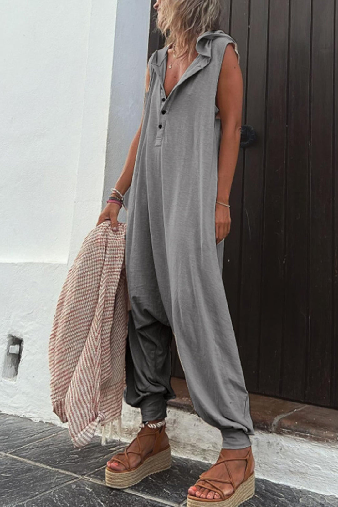 Somrig damjumpsuit med huva. Lätt och bekväm byxdress för varma dagar och avslappnad fritidsstil.