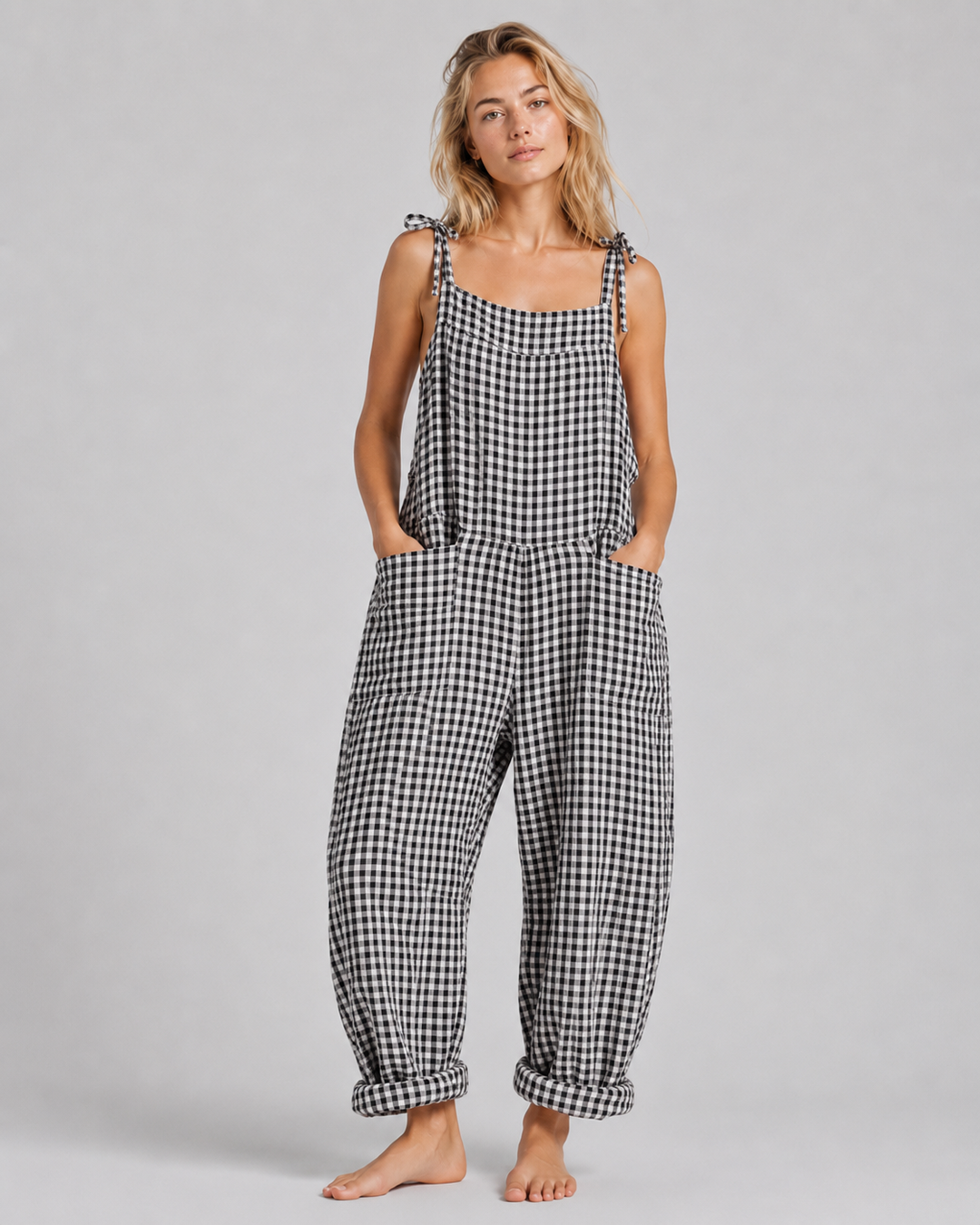Ryggbild: Trendig damjumpsuit med lös passform. Bekväm byxdress för en chic vardagsstil.