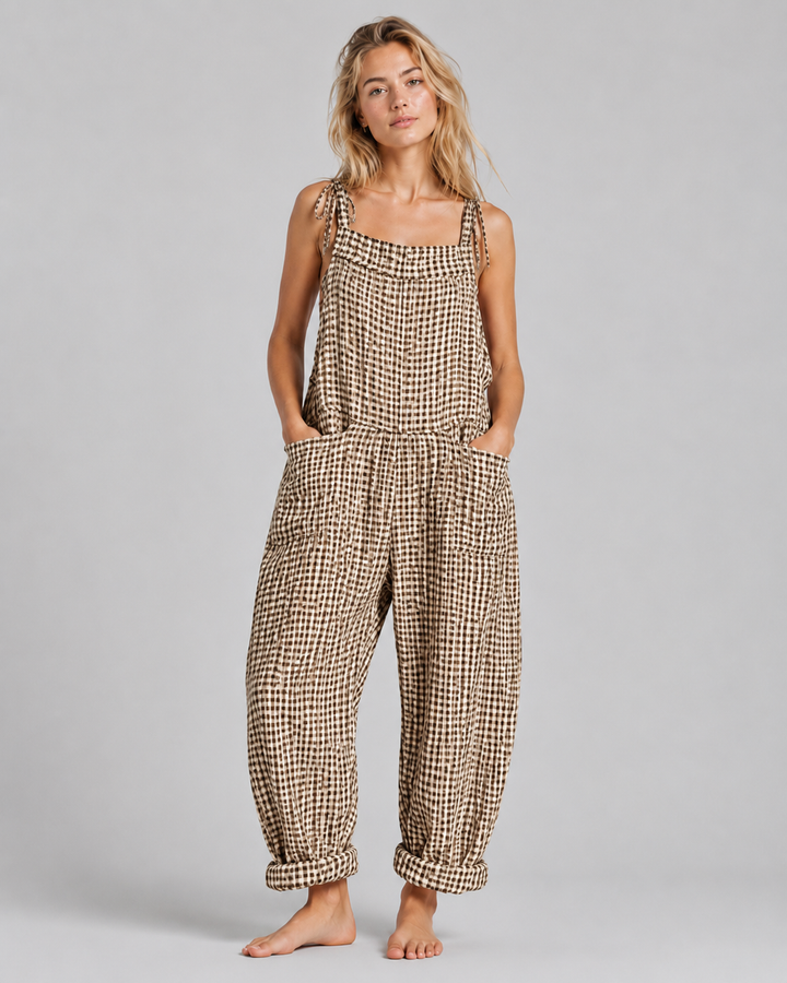 Närbild på tyg: Lös damjumpsuit i andningsbart material. Idealisk för varma sommardagar.
