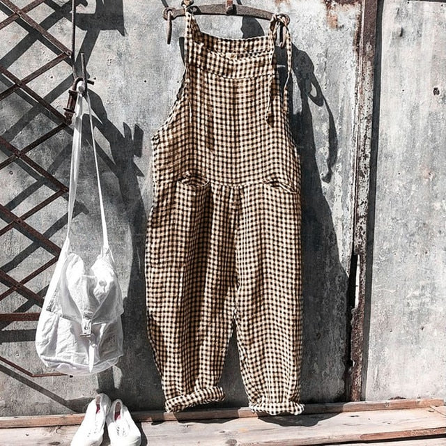 Modell bär lös jumpsuit i parken. Bekväm och elegant sommaroutfit för vardagsstil.