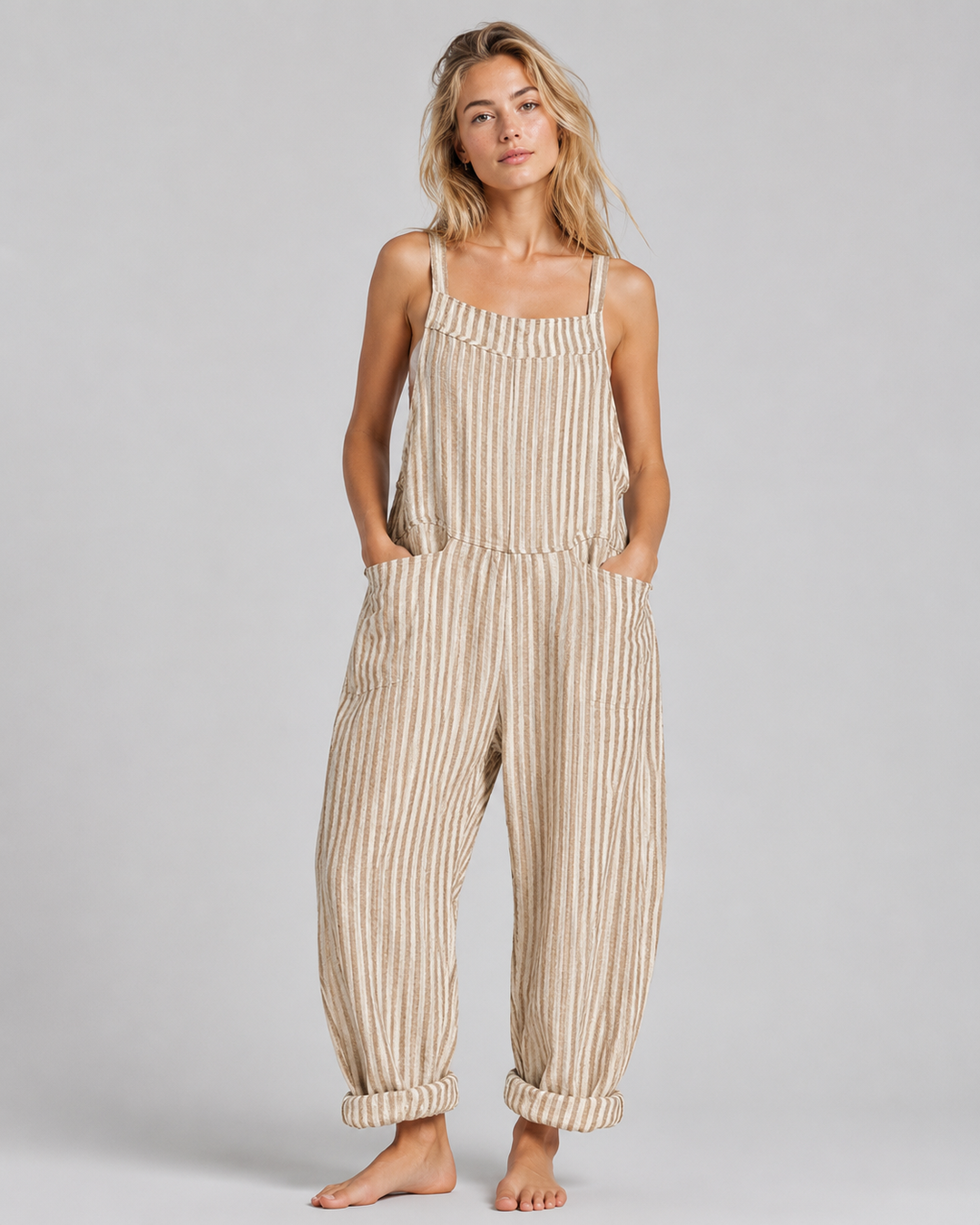 Modell bär elegant byxdress på fest. Lös passform kombinerar komfort med stil.