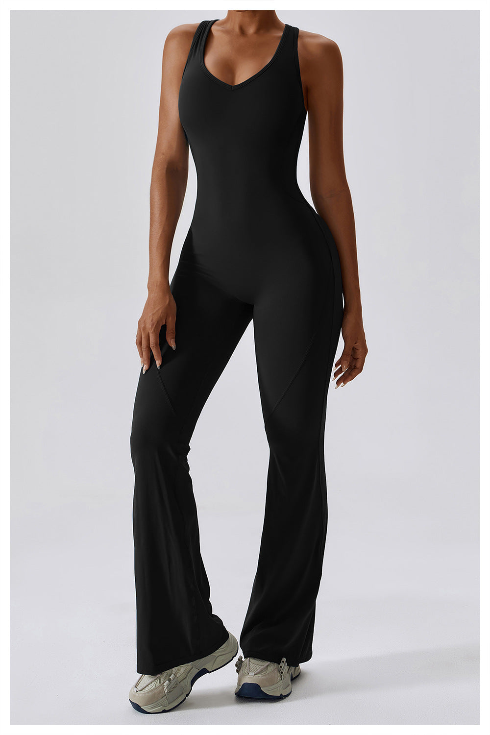 Damjumpsuit med smickrande V-hals & getailleerad midja. Perfekt för fitness, yoga & pilates. Damkläder.