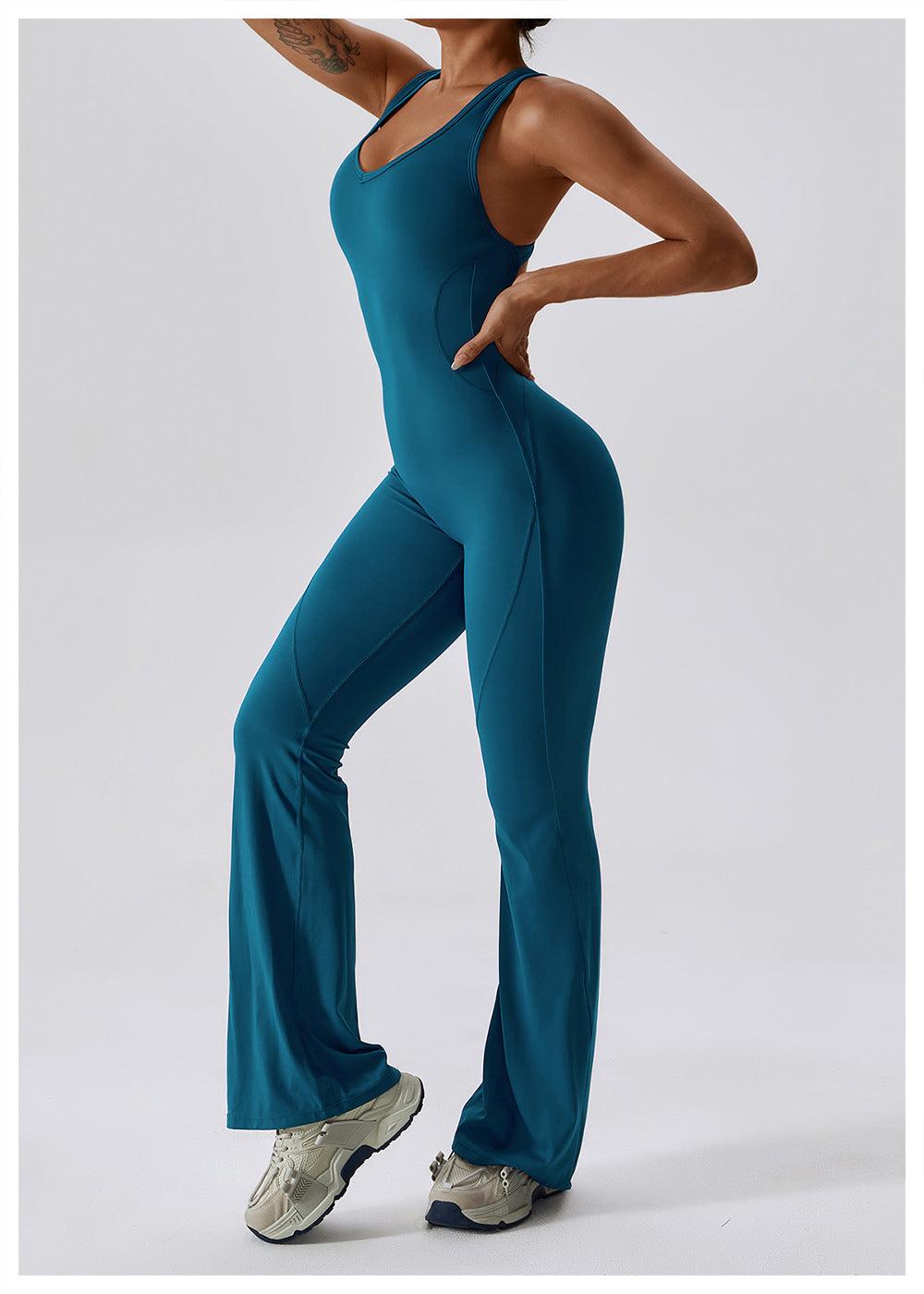 Chic damjumpsuit med V-hals, getailleerad passform. Sportkläder för aktiv & stilren kvinna. Sommar/vår.