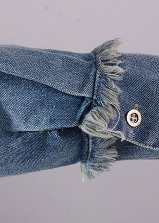 Avslappnad långärmad damklänning i denimstil. Har o-hals, bekväm lös passform, knappar och funktionella fickor.