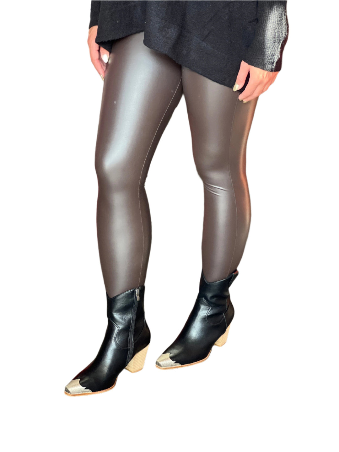 Damleggings i chokladbrun läderstil med hög midja, slim fit. Trendiga och bekväma, perfekta för fest eller vardag.